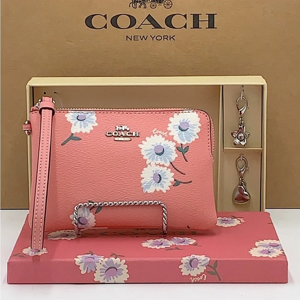 COACH Boxed Corner Zip Wristlet With Daisy Print